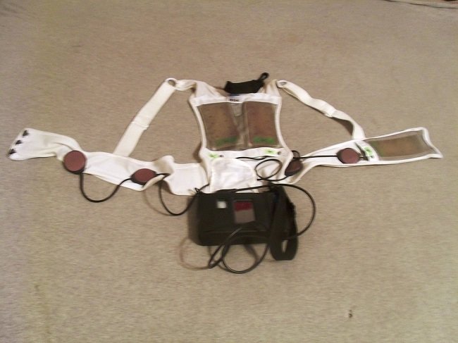 Gambar Wearable cardiac defibrillator (Sumber : Marine, Wikimedia Commons, 2013)